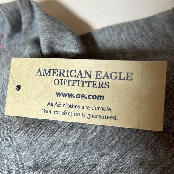 AMERICAN EAGLE OUTFITTERS NWT! Gray V-Neck Peace Motiff Tee-Shirt Size XS - Picture 6 of 9